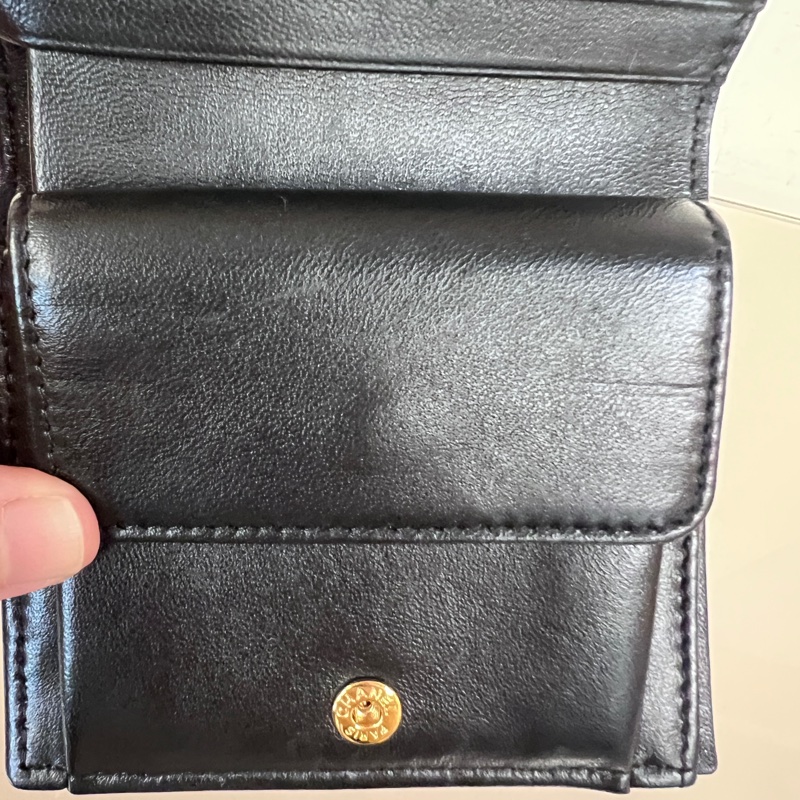 Chanel黑山羊皮菱格金釦內零錢袋4卡對釦短夾-27