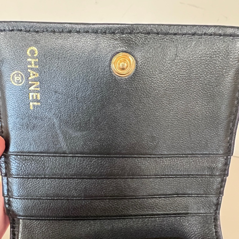 Chanel黑山羊皮菱格金釦內零錢袋4卡對釦短夾-28