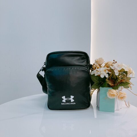 MS0620 Balenciaga x Under Armour 巴黎世家 安德瑪 小郵差包 斜背 單肩 羊皮 黑色 銀扣 Messenger Crossbody Bag Lambskin Black x PHW