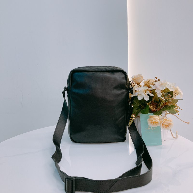 MS0620 Balenciaga x Under Armour 巴黎世家 安德瑪 小郵差包 斜背 單肩 羊皮 黑色 銀扣 Messenger Crossbody Bag Lambskin Black x PHW-1