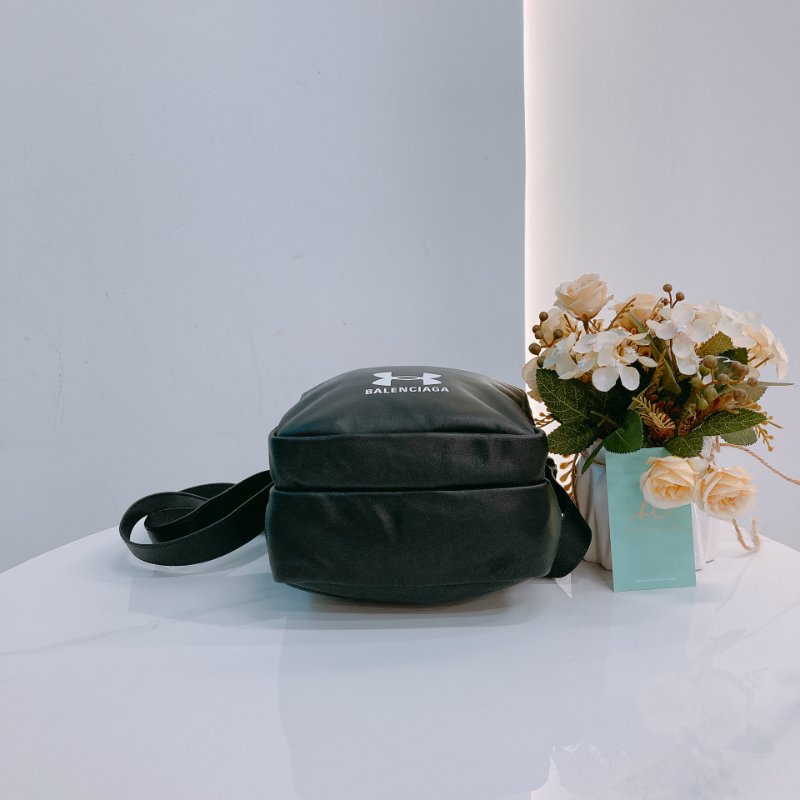 MS0620 Balenciaga x Under Armour 巴黎世家 安德瑪 小郵差包 斜背 單肩 羊皮 黑色 銀扣 Messenger Crossbody Bag Lambskin Black x PHW-4