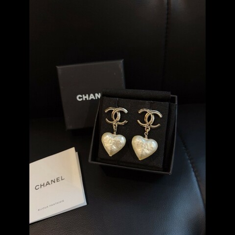 Chanel 22V earrings 
淡金巴洛克雙C 愛心珍珠耳環