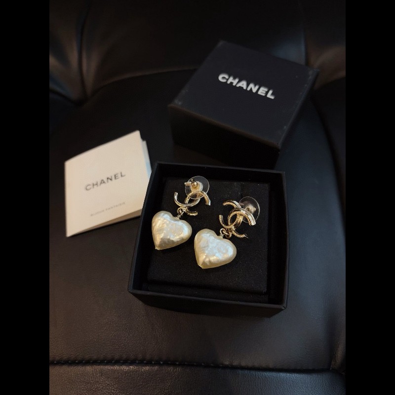 Chanel 22V earrings 
淡金巴洛克雙C 愛心珍珠耳環-2