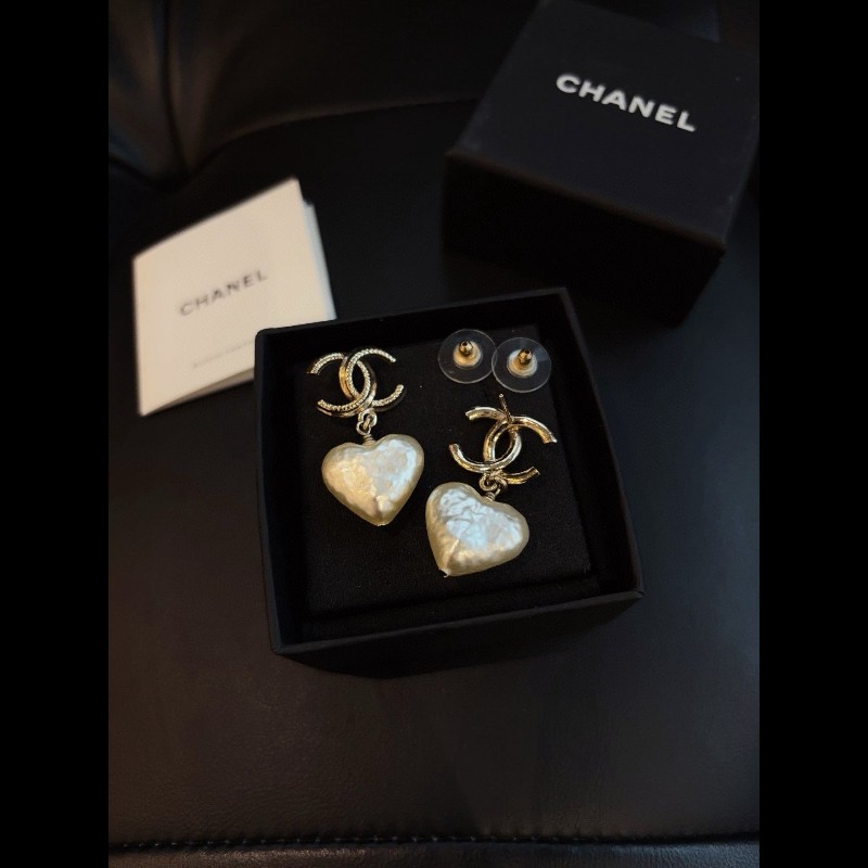 Chanel 22V earrings 
淡金巴洛克雙C 愛心珍珠耳環-3