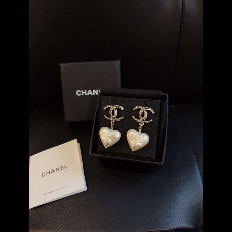 Chanel 22V earrings 
淡金巴洛克雙C 愛心珍珠耳環-4