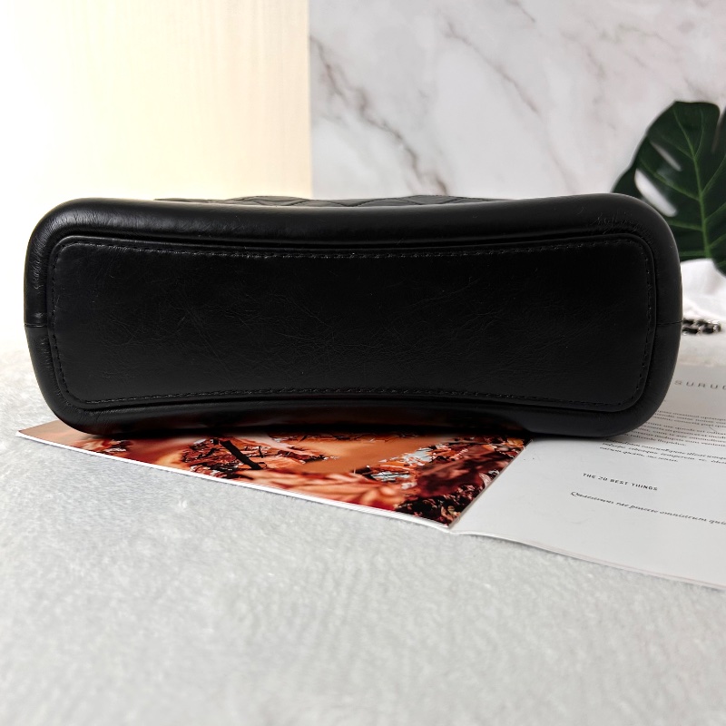 Chanel Gabrielle Hobo 經典中號肩背包流浪包 25開-13