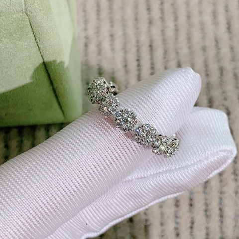 vca梵克雅寶Fleurette太陽花白金排鑽戒指婚戒53號，2023年購入