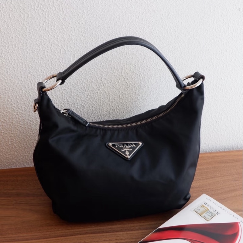 「JL精品代購」9新 Prada Hobo黑銀大號豌豆半月包-0