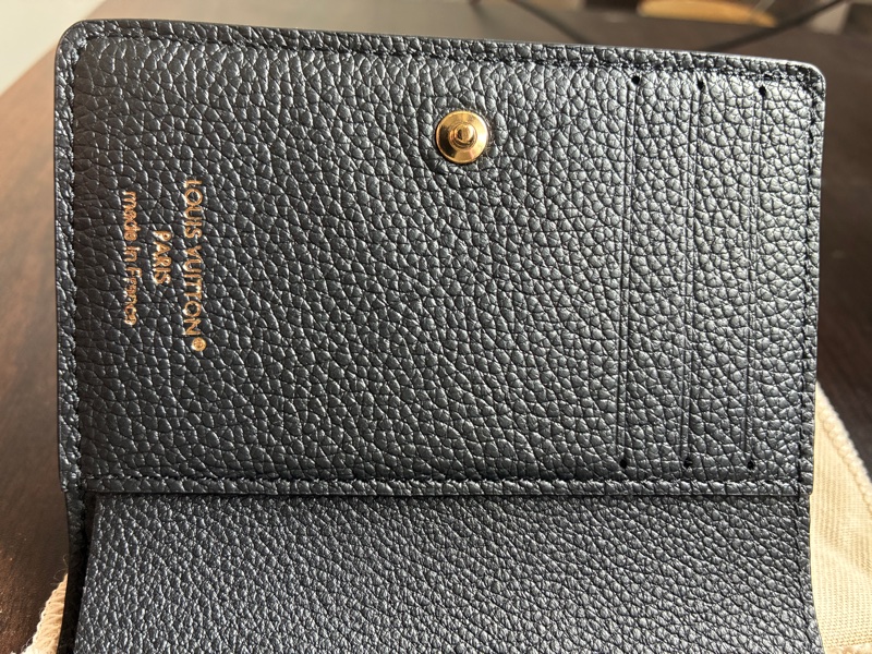 Louis Vuitton Cléa 黑色壓紋短夾｜全新-3