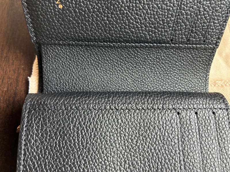 Louis Vuitton Cléa 黑色壓紋短夾｜全新-4