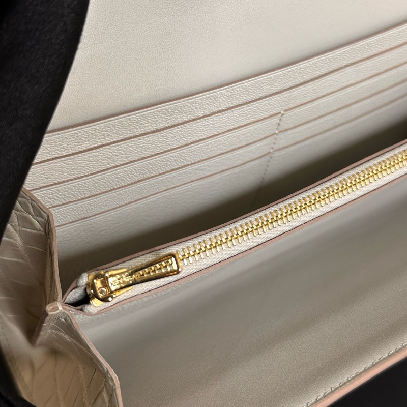 HERMES CONSTANCE TO GO-8