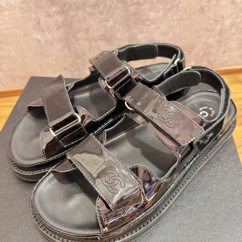 CHANEL漆皮雙C LOGO經典涼鞋-1