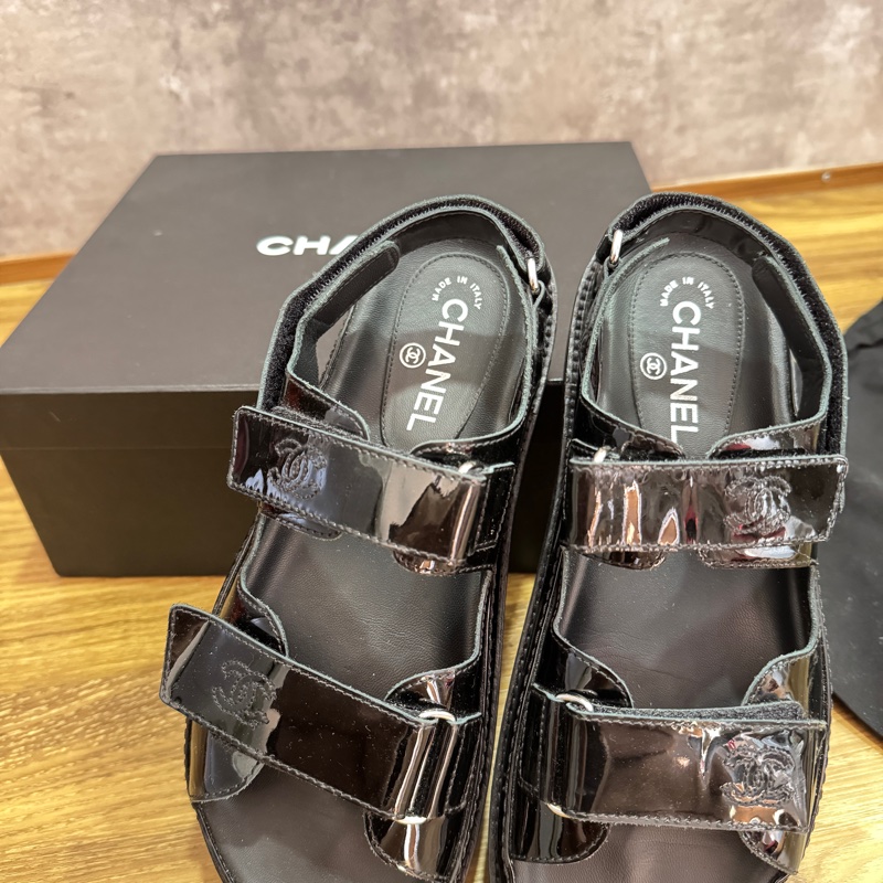 CHANEL漆皮雙C LOGO經典涼鞋-2