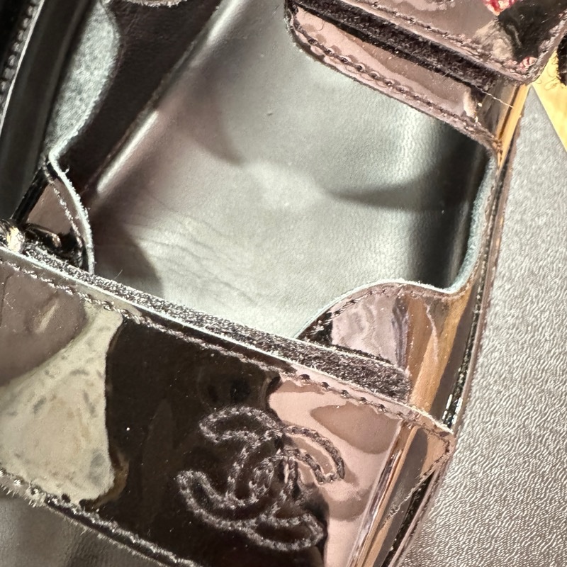 CHANEL漆皮雙C LOGO經典涼鞋-5