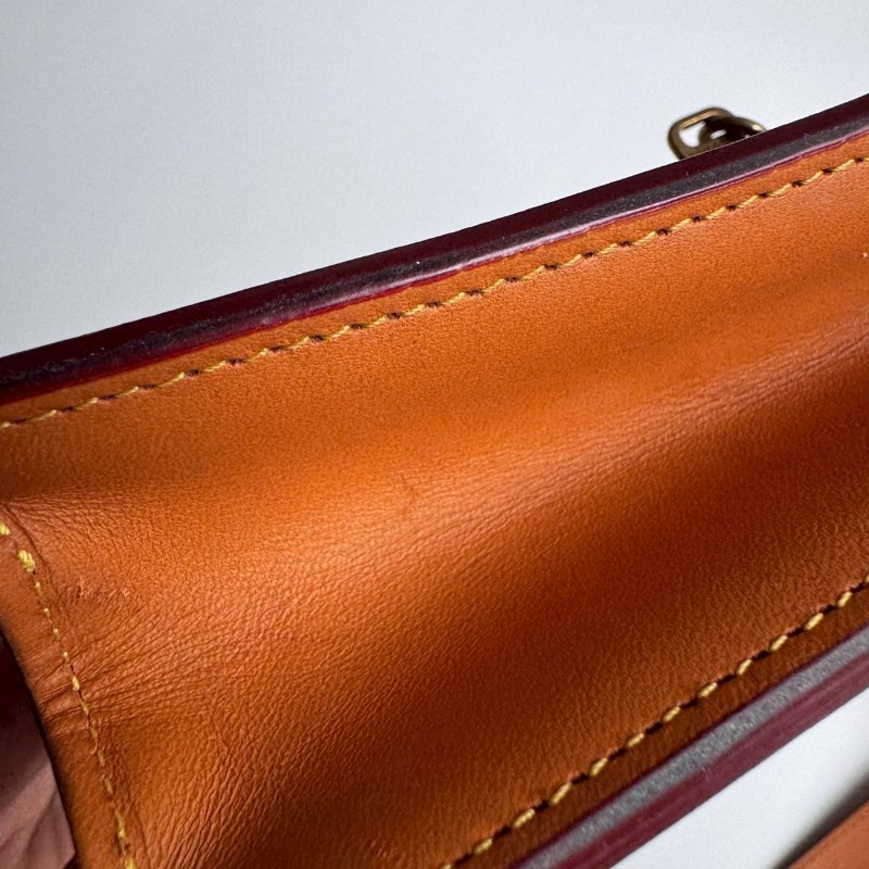 😍洋裝配這個超美 LV 穿搭神器經典花紋腰包-1