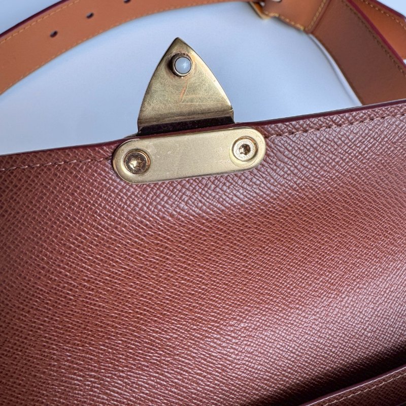 😍洋裝配這個超美 LV 穿搭神器經典花紋腰包-3