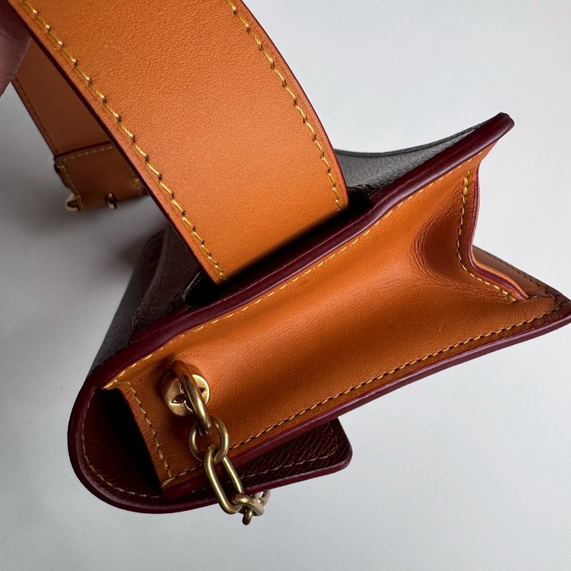 😍洋裝配這個超美 LV 穿搭神器經典花紋腰包-6