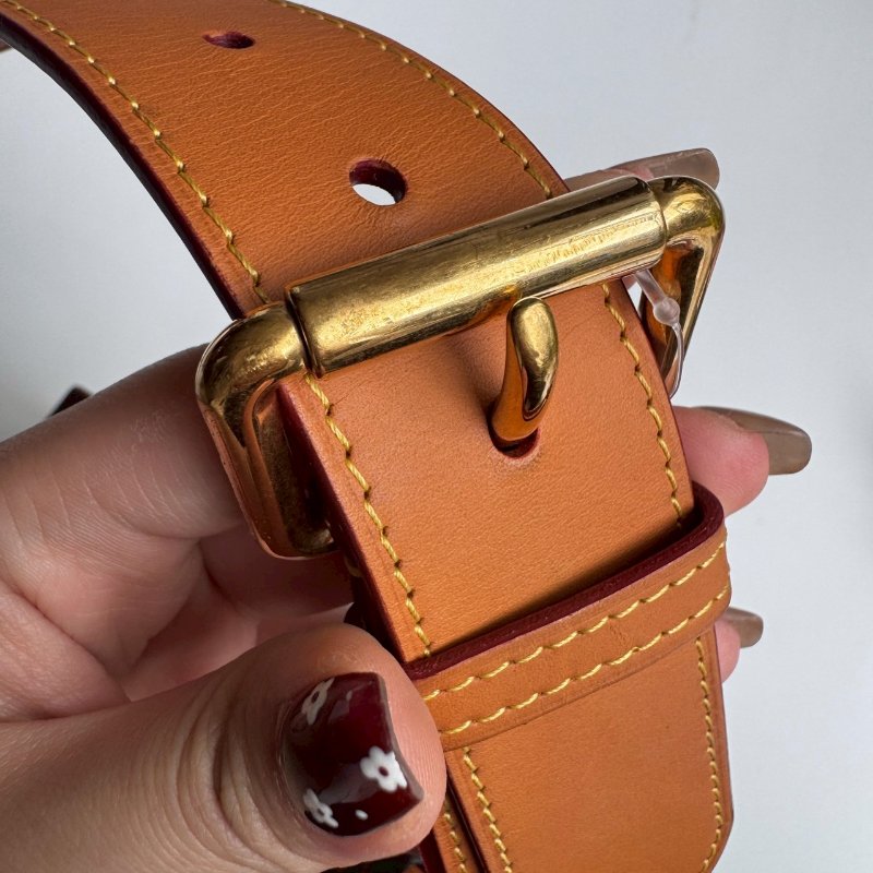 😍洋裝配這個超美 LV 穿搭神器經典花紋腰包-7