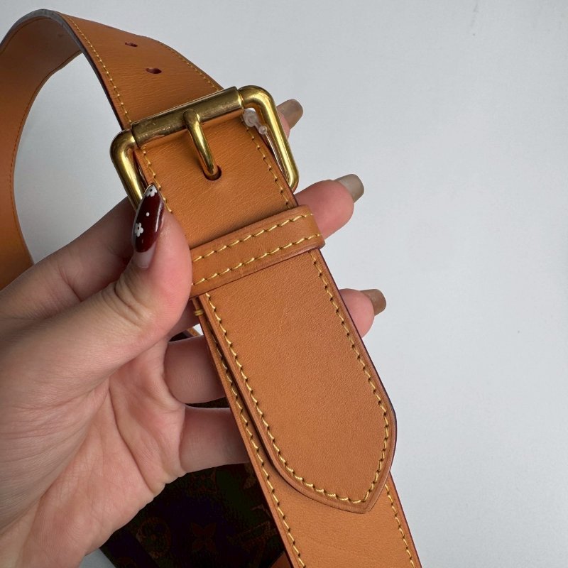 😍洋裝配這個超美 LV 穿搭神器經典花紋腰包-8