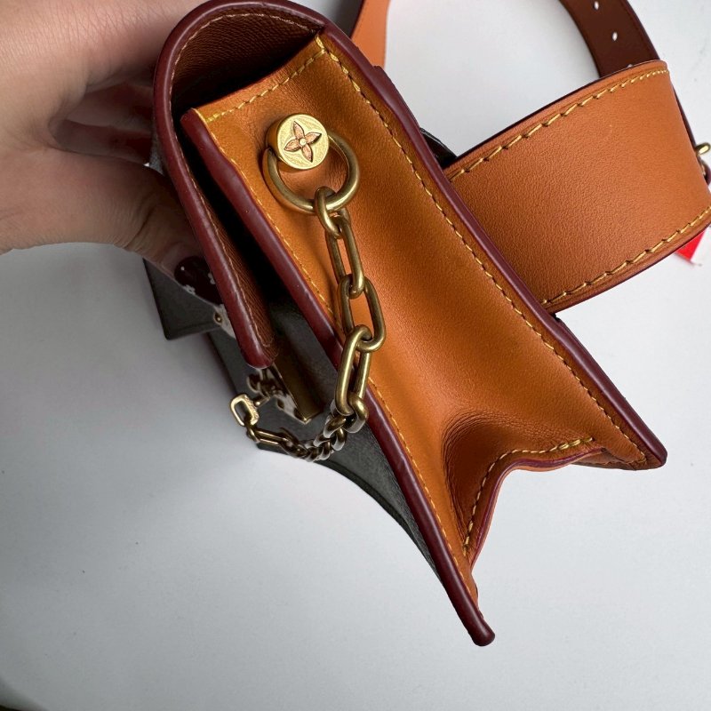 😍洋裝配這個超美 LV 穿搭神器經典花紋腰包-9