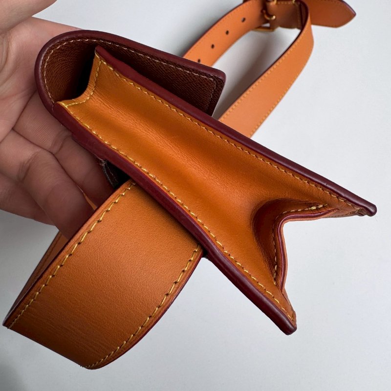 😍洋裝配這個超美 LV 穿搭神器經典花紋腰包-10