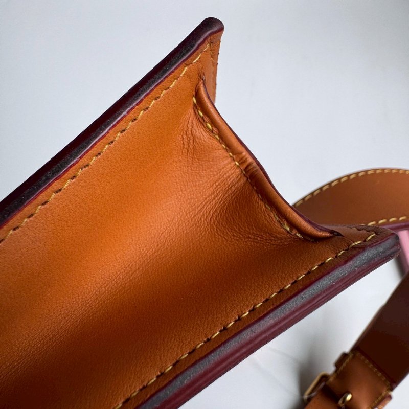 😍洋裝配這個超美 LV 穿搭神器經典花紋腰包-11