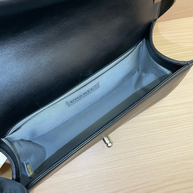 NO:D28 Chanel  LEBOY 黑金 牛皮中號 2012年 16開。單肩斜挎鏈條包 有卡有塵袋 無盒子尺寸底長25*高15*寬8*-11