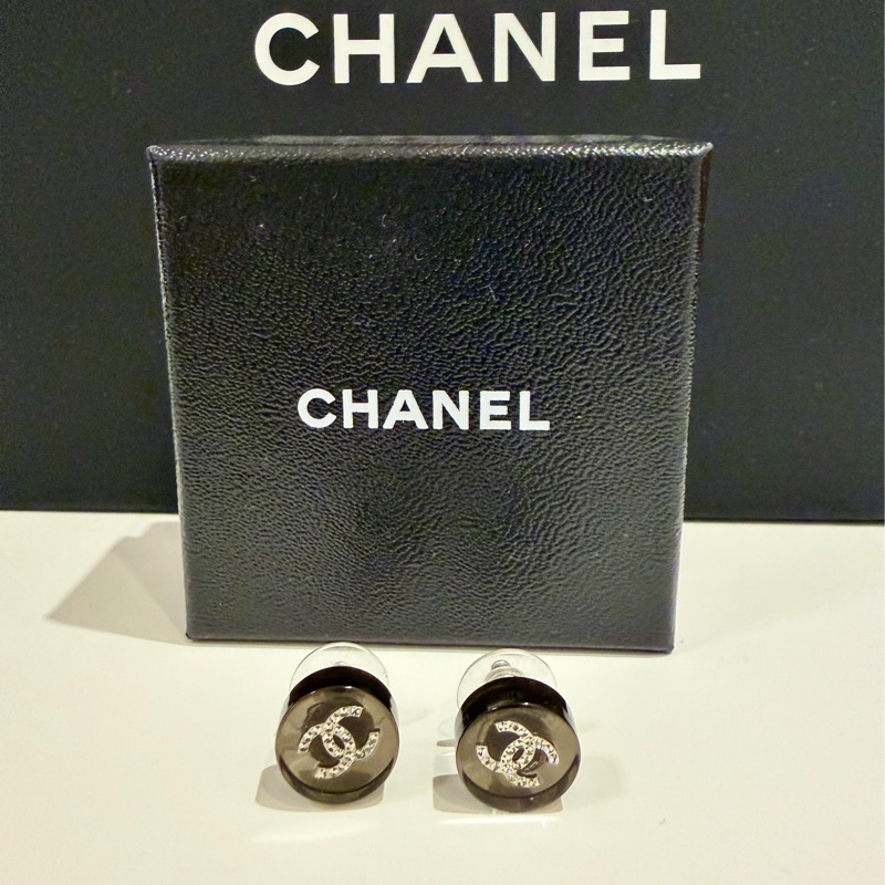 chanel壓克力鑽耳環-6