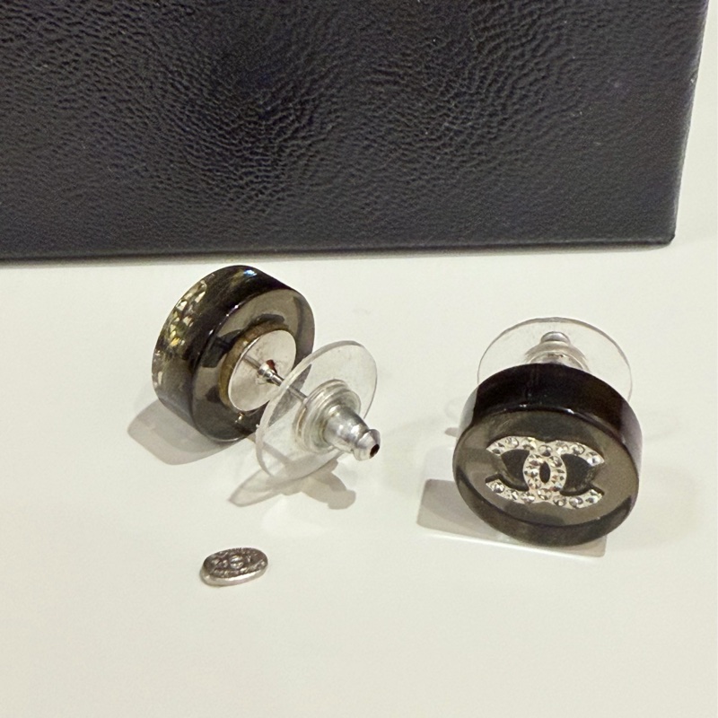 chanel壓克力鑽耳環-8