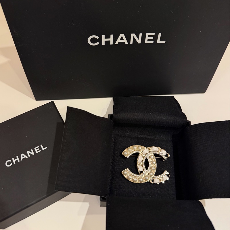 chanel珍珠皮穿鍊胸針-1