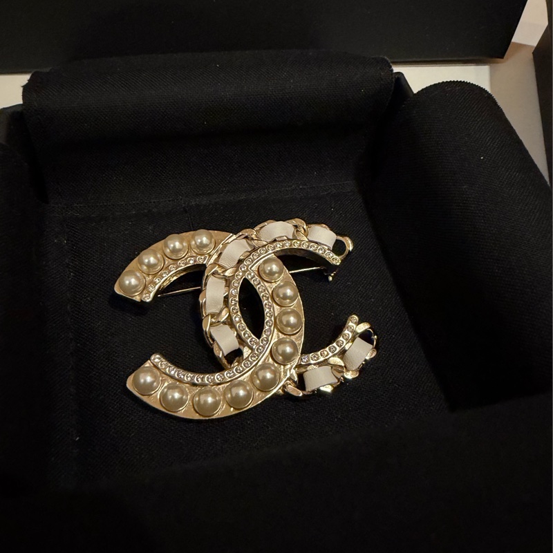 chanel珍珠皮穿鍊胸針-2
