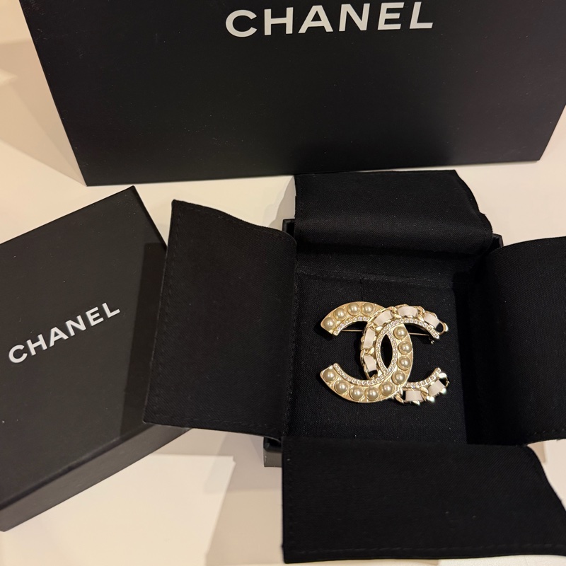 chanel珍珠皮穿鍊胸針-5