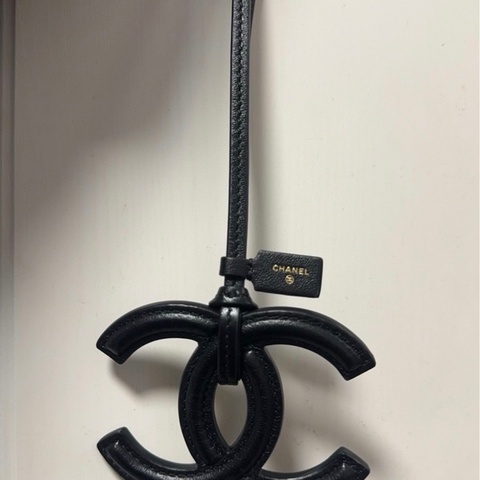 Chanel香奈兒26S黑色logo掛件