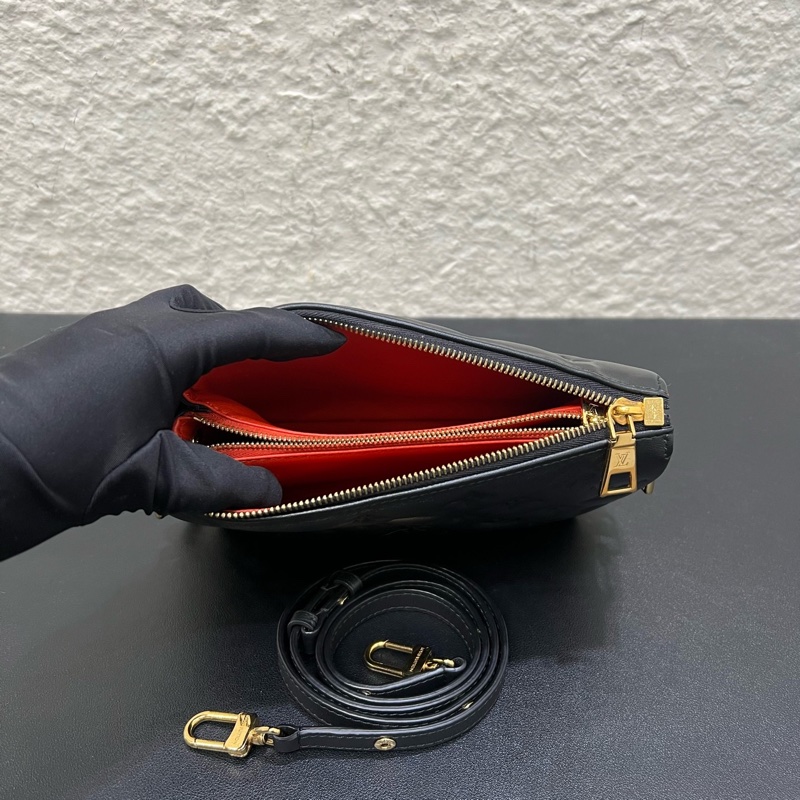 99新LV路易威登coussin bb泡芙包黑色羊皮老花壓紋包-7