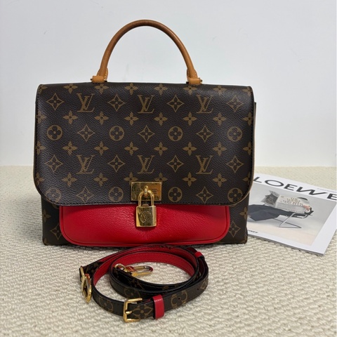 【97新 ✨ 全網最低價！】 LV路易威登Monogram鎖頭郵差包 經典老花拼紅色（下單前先詢問庫存❗️❗️）