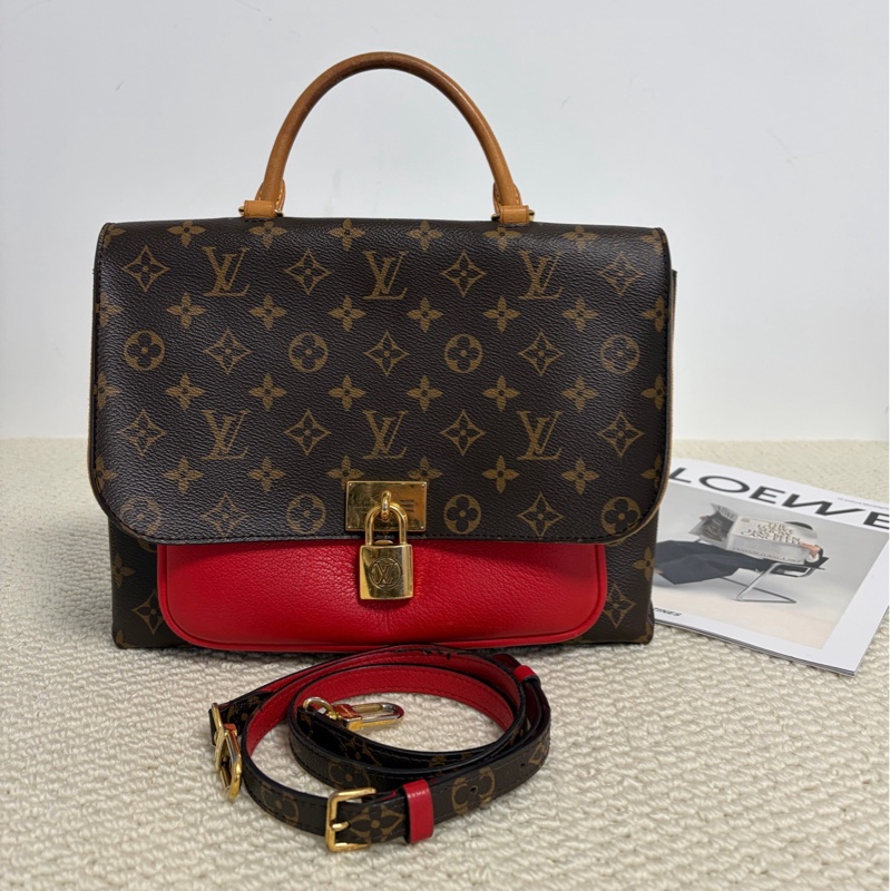 【97新 ✨ 全網最低價!】 LV路易威登Monogram鎖頭郵差包 經典老花拼紅色(下單前先詢問庫存❗️❗️)-0