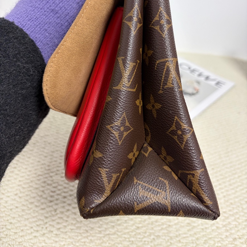 【97新 ✨ 全網最低價!】 LV路易威登Monogram鎖頭郵差包 經典老花拼紅色(下單前先詢問庫存❗️❗️)-4