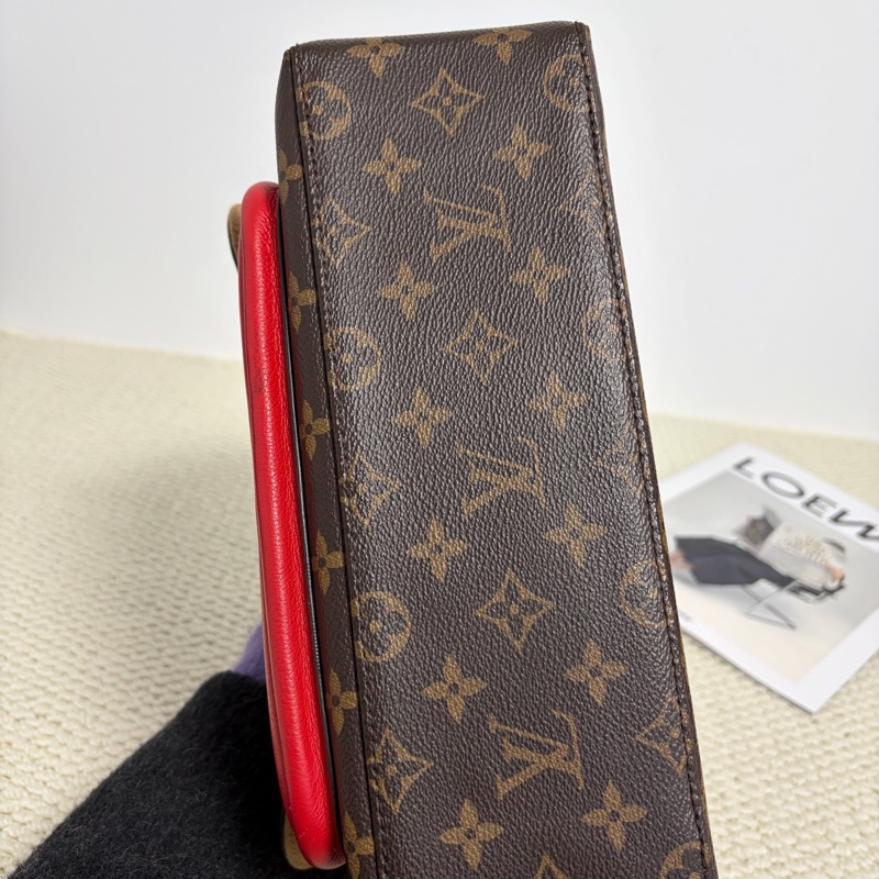 【97新 ✨ 全網最低價!】 LV路易威登Monogram鎖頭郵差包 經典老花拼紅色(下單前先詢問庫存❗️❗️)-6