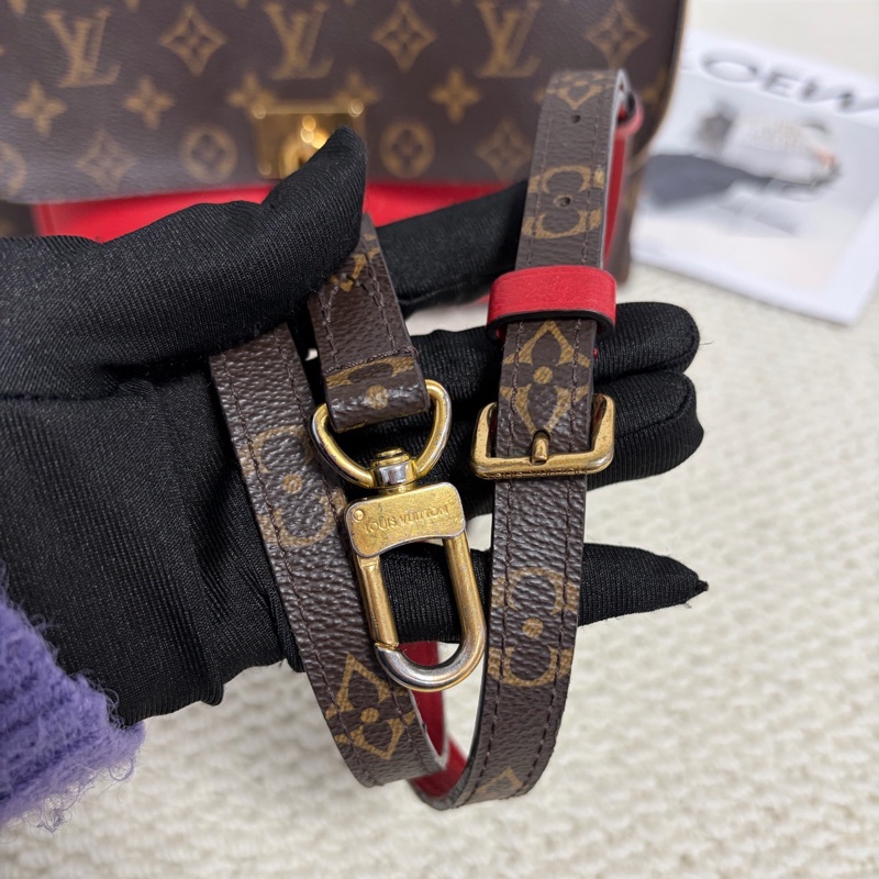 【97新 ✨ 全網最低價!】 LV路易威登Monogram鎖頭郵差包 經典老花拼紅色(下單前先詢問庫存❗️❗️)-7