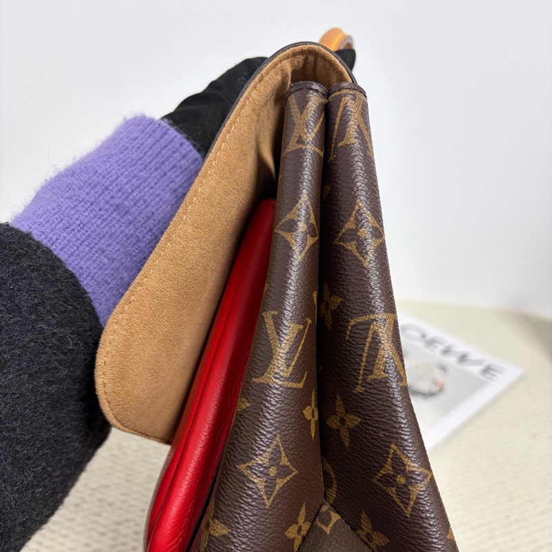 【97新 ✨ 全網最低價!】 LV路易威登Monogram鎖頭郵差包 經典老花拼紅色(下單前先詢問庫存❗️❗️)-8