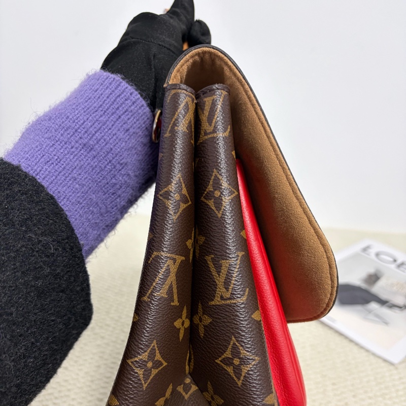 【97新 ✨ 全網最低價!】 LV路易威登Monogram鎖頭郵差包 經典老花拼紅色(下單前先詢問庫存❗️❗️)-9