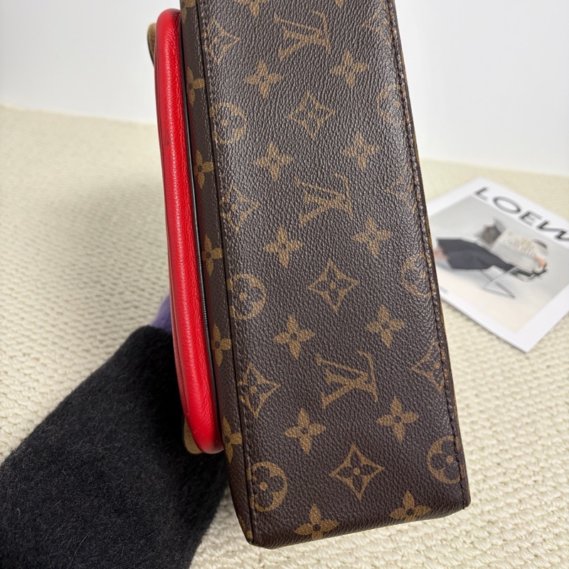 【97新 ✨ 全網最低價!】 LV路易威登Monogram鎖頭郵差包 經典老花拼紅色(下單前先詢問庫存❗️❗️)-10