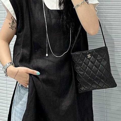 CHANEL - 黑色菱格牛皮郵差斜背包