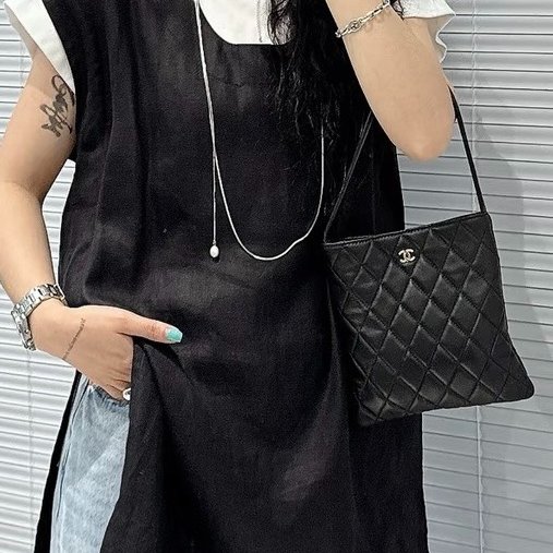 CHANEL - 黑色菱格牛皮郵差斜背包-0