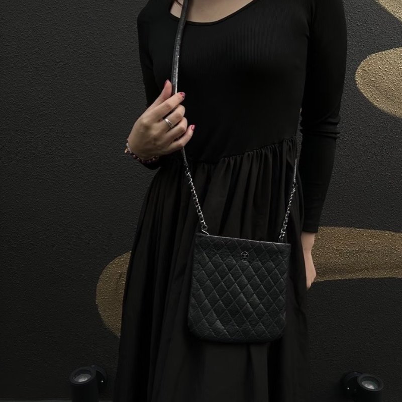 CHANEL - 黑色菱格牛皮郵差斜背包-1