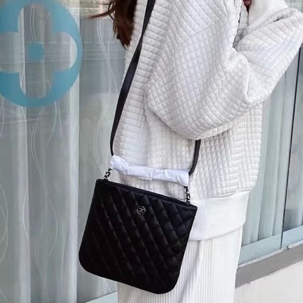 CHANEL - 黑色菱格牛皮郵差斜背包-2