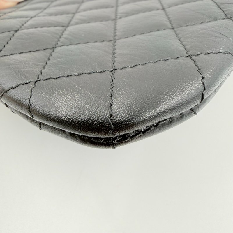 CHANEL - 黑色菱格牛皮郵差斜背包-9