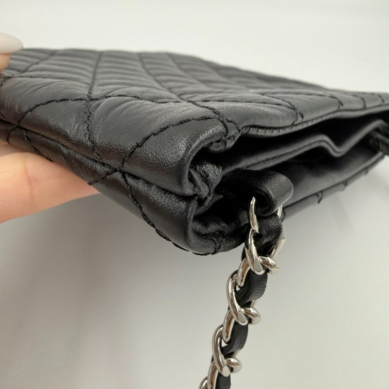 CHANEL - 黑色菱格牛皮郵差斜背包-10