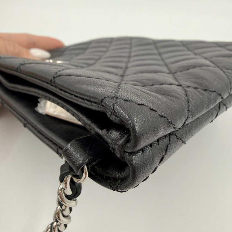 CHANEL - 黑色菱格牛皮郵差斜背包-11