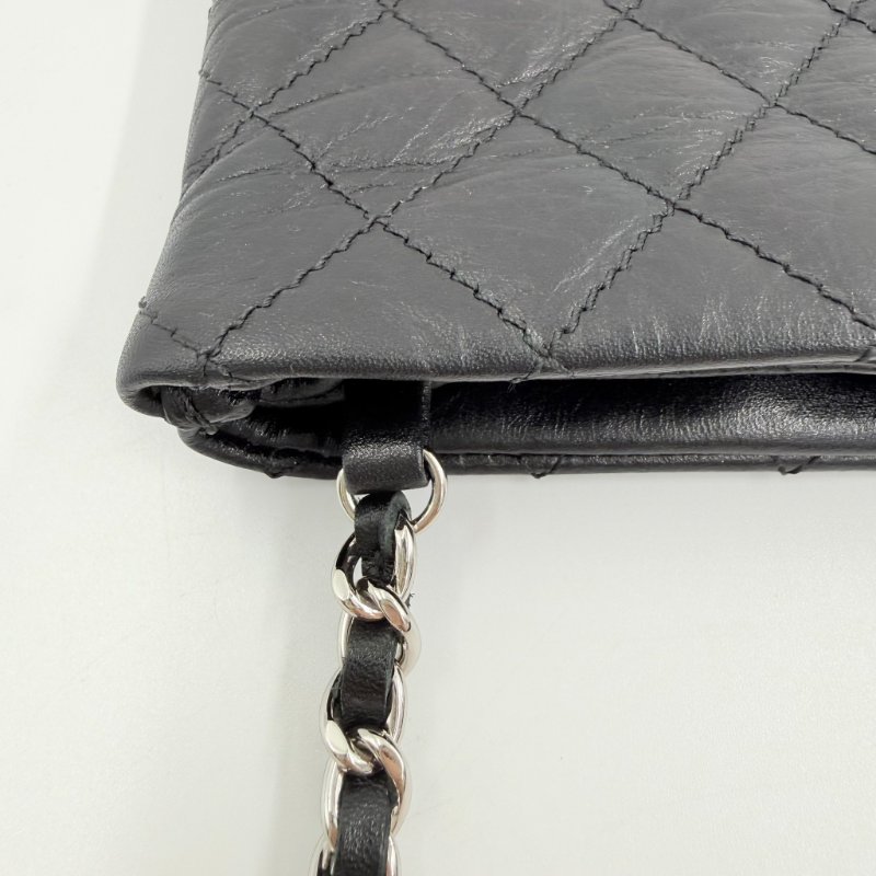 CHANEL - 黑色菱格牛皮郵差斜背包-12